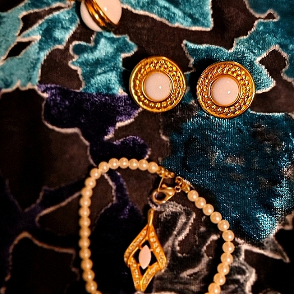 Monet Milk Gold Tone Earrings With Unsigned Sphere Snake Chain Necklace 4 Piece - Picture 8 of 12
